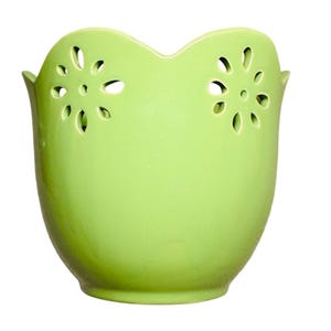 Puede incluir: Una taza de cerámica blanca con asa negra y el texto "But First, Coffee" en negrita negra. La taza se encuentra sobre un fondo borroso, sugiriendo un ambiente acogedor.