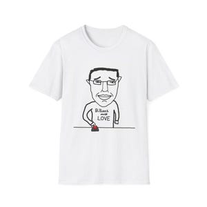 Peut inclure: T-shirt blanc avec une illustration de dessin animé d'une personne portant des lunettes et le texte "Billions must LOVE". La personne appuie sur un bouton rouge. Le design est en noir et rouge.