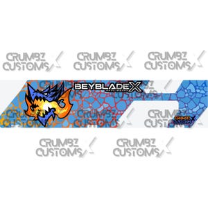 以下が含まれることがあります： 「BEYBLADE X」と「CRUMBZ CUSTOMS」の文字が入った、青とオレンジのドラゴンのグラフィックが特徴のカスタムデザイン。デザインは、石の模様とオレンジのアクセントが入った青色の背景です。