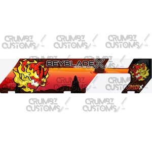 Può includere: Design grafico con il testo "BEYBLADE X" e caratteri giapponesi. Il design include una testa di demone fiammeggiante rossa e gialla stilizzata su uno sfondo nero e arancione. È presente anche il logo "CRUMBZ CUSTOMS".