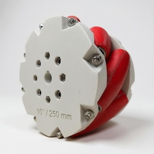 Op de afbeelding: Een witte Mecanum-wiel met rode rollen. Het wiel heeft een cirkelvormig ontwerp met meerdere boutgaten en is gemarkeerd met "10" / 250 mm". Het wiel is ontworpen voor robotica en is gemaakt van duurzame materialen.