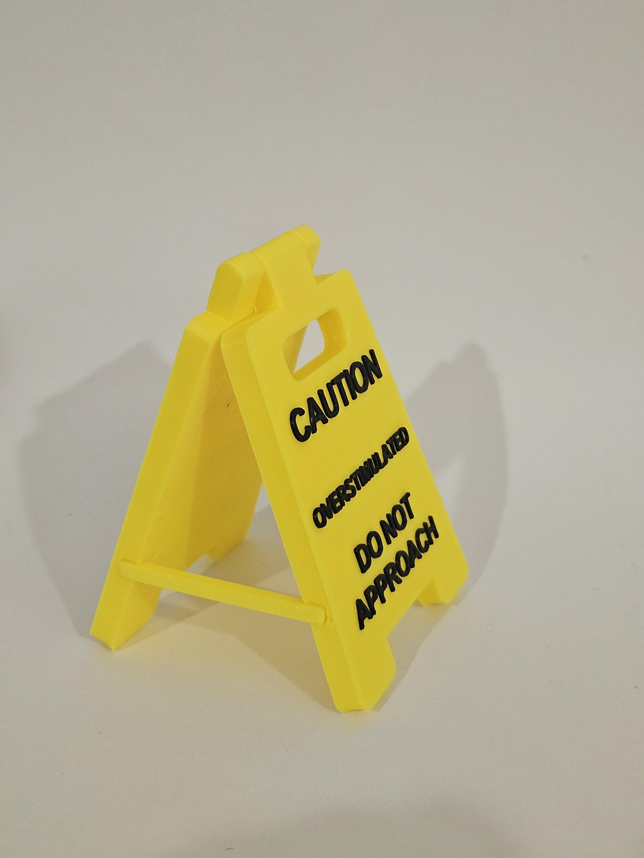 Cartello Da Scrivania Umoristico 'Caution Overstimulated' In Acrilico Giallo, 10x6 Cm, Con Base