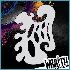 Op de afbeelding: Een witte plastic sjabloon met een grote, abstracte, organische vorm met meerdere gaten. De sjabloon is op een zwarte achtergrond met kleurrijke verfspatten. De tekst "WRATHY Spray Works" staat in de rechterbenedenhoek.
