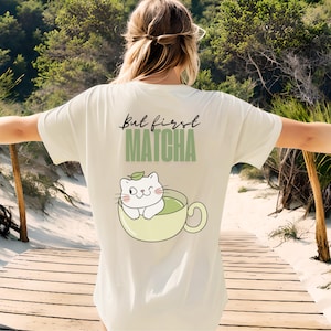 But First Matcha Süßes Katzenbecher-T-Shirt - Geschenk für Matcha-Tee-Liebhaber - Matcha Club Matcha Print Premium Unisex Tee