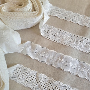 Bordure en dentelle à œillets en coton : broderie délicate, blanc cassé