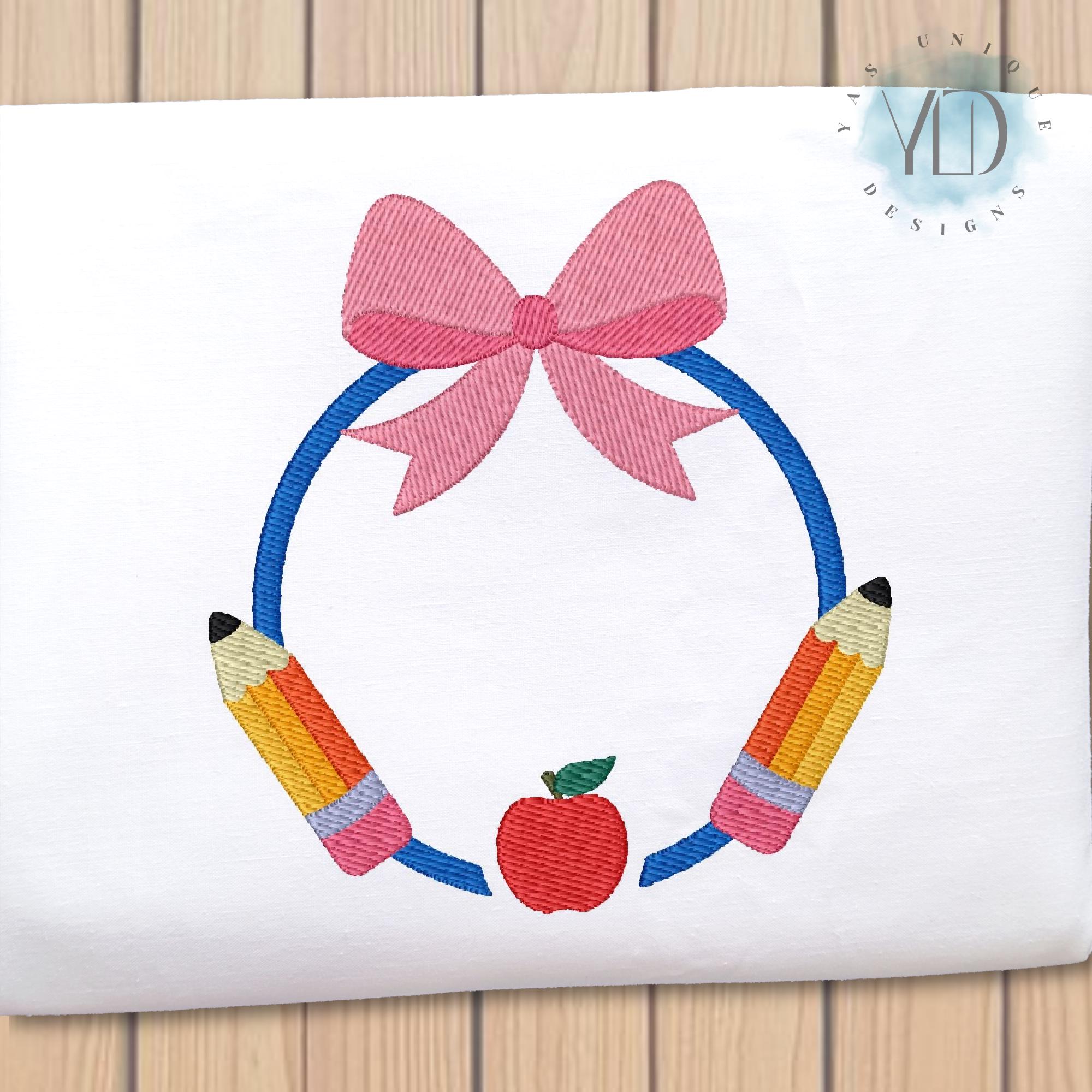 Back to School Monogramm Rahmen Stickdatei, 9 Größen, Bleistifte und Apfel mit Schleife Maschinenstickdatei