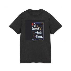 Op de afbeelding: Donkergrijs t-shirt met een kleurrijke afbeelding met de tekst "Git Commit -> Push -> Repeat". Het ontwerp bevat een gestileerd computer venster met de tekst en een hashtag. Het shirt is gemaakt van een zacht materiaal.