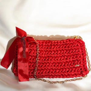 Luxuriöse rote Satin Handtasche, Handgemacht gehäkelte Boho Tasche - Umweltfreundliche Festival-Ready Geldbörse - Ubique Boho Chic Accessoire für jeden Anlass"