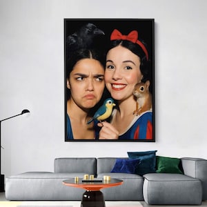 Divertido retrato moderno de Blancanieves, impresión artística con humor hiperrealista, póster de cómic inspirado en cuentos de hadas, arte digital caprichoso