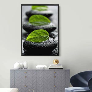 Zen grüne Blätter auf schwarzen Steinen Wandkunst, Spa Decor Leinwand, minimalistisches Zen Poster, Natur Serenity Print, Meditationsraum Wanddekor