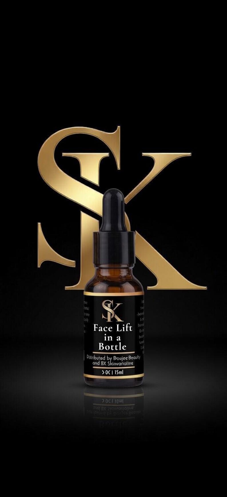 Może przedstawiać: Brązowa szklana butelka z czarną pipetą i czarno-złotą etykietą z napisem "Face Lift in a Bottle". Tło przedstawia złote logo "SK" na czarnym tle. Butelka zawiera 15 ml produktu.