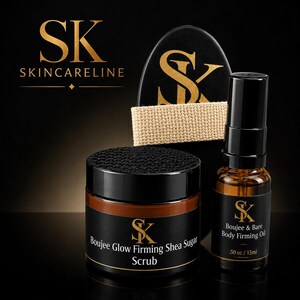 Puede incluir: Un tarro negro etiquetado como Boujee Glow Firming Shea Sugar Scrub, un peque&ntilde;o frasco de vidrio &aacute;mbar etiquetado como Boujee & Bare Body Firming Oil 15ml y un aplicador ovalado negro con una correa beige, todos con el logotipo dorado SK Skincareline.