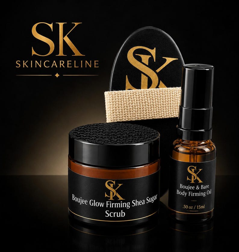 Puede incluir: Un tarro negro etiquetado como Boujee Glow Firming Shea Sugar Scrub, un peque&ntilde;o frasco de vidrio &aacute;mbar etiquetado como Boujee & Bare Body Firming Oil 15ml y un aplicador ovalado negro con una correa beige, todos con el logotipo dorado SK Skincareline.