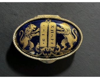 Pastillero antiguo con bisagras con la Estrella de David, la Torá y leones