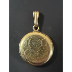 Vintage runder Medaillon-Anhänger mit Monogramm aus 12-karätigem Gold.