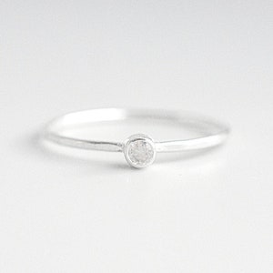 Anillo de cuarzo transparente en plata de ley, delicado anillo con piedra natal de abril, anillo de cuarzo de cristal, anillo de cuarzo de cristal transparente, anillos con piedra natal apilables