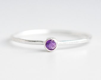Anillo de amatista delicado, anillo con piedra natal de febrero, anillo de amatista violeta, anillo apilable de amatista en plata esterlina, anillos con piedra natal apilables