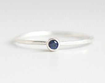 Bague en saphir en argent sterling, bague en saphir bleu, bague en pierre de naissance délicate pour elle, bague en pierre de naissance de septembre, bagues empilables en pierre de naissance