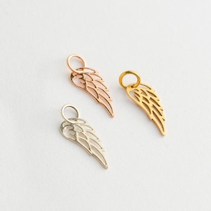 Liten änglavingeberlock i guld, roséguld eller sterlingsilver - Liten tilläggsberlock - Delikat fjäderhänge för armband eller halsband