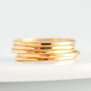Dünnes Gold 14k Gold gefülltes Stapelring Set für Frauen - Schlichter gehämmerter zierlicher Stapelring - Größe 5 6 7 8 9 10