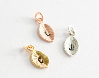 Piccolo ciondolo a forma di foglia iniziale personalizzata in argento, oro e finitura oro rosa - Piccolo ciondolo monogramma personalizzato - Lettera