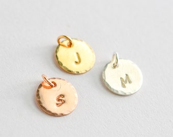 Pequeño dije inicial de plata de ley - Dijes iniciales personalizados de oro rosa - Dije de letra circular personalizada - Dije monograma para añadir