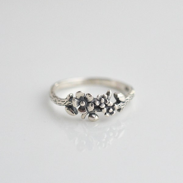 Sterling Silver Flower Ring, Floral Ring for Women, Delicate Silver Ring, Dainty Nature Ring, Flower Blossom Ring, Simple Silver Rings