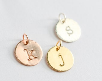 Dije de disco con inicial en plata de ley - Dijes de inicial personalizados en oro rosa - Dije de letra circular personalizada - Dije monograma adicional