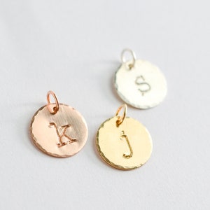 Dije de disco con inicial en plata de ley - Dijes de inicial personalizados en oro rosa - Dije de letra circular personalizada - Dije monograma adicional