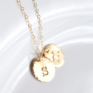 Collar con inicial personalizado en oro de 14 k, collar con letras 1, 2, 3, 4 y 5, dije de disco con inicial circular, regalo personalizado para mamá, hermana, mejor amiga