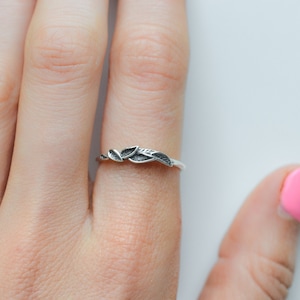Sterling Silver Leaf Ring, Nature Inspired Ring, Delicate Vine Ring, Dainty Cottagecore Jewelry, Leaves and Twig Ring, Realistic Plant Ring