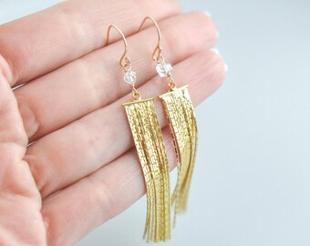 Brincos com borlas douradas, brincos longos com franjas e diamantes Herkimer, brincos pendentes com corrente de ouro, joias com estilo boho, brincos pendentes elegantes e ousados