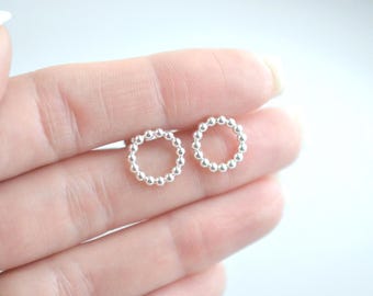 Brincos de prata esterlina com círculo, brincos de círculo aberto com bolinhas, brincos de prata minimalistas, joias modernas para o dia a dia, brincos de bolinhas simples