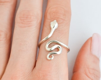 Sterling zilveren slangenring, sierlijke slangenring, delicate gotische ring, Ouroboros Whimsigoth ring, open ring, Witchy verstelbare ring