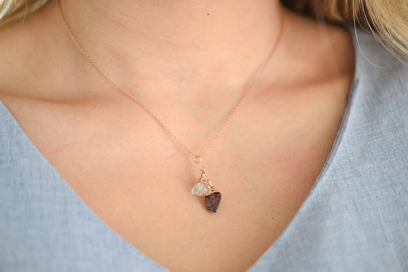 Puede incluir: Un delicado collar de oro rosa con un peque&ntilde;o colgante de piedra bruta blanca y un peque&ntilde;o colgante de piedra bruta roja.