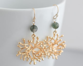 Brincos inspirados em coral dourado, joias orgânicas de ágata musgosa, brincos pendurados da natureza, brincos de ouro modernos, gotas botânicas exclusivas