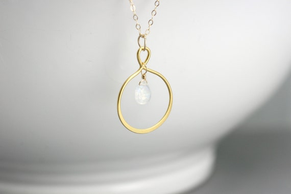 Ciondolo con ciondolo per collana da donna con croce arcobaleno in pietra di luna d'argento