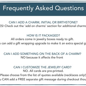 K&ouml;nnte beinhalten: Eine blaue und wei&szlig;e Grafik mit dem Text "Frequently Asked Questions" und einer Liste von Fragen und Antworten zum Hinzuf&uuml;gen von Charms, zur Verpackung, zur Anpassung und zu Geschenknachrichten.