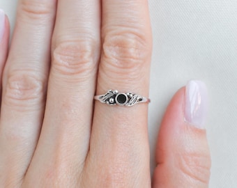 Anillo de ónix negro en plata de ley, delicado anillo de piedras preciosas negras con remolinos, pequeño anillo redondo con piedras preciosas, joyería gótica minimalista.