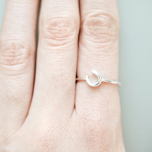 Anillo de la buena suerte en plata de ley: anillo de herradura simple, idea de regalo para amantes de los caballos de la suerte para mujeres, joyería ecuestre para ella, talla 5, 6, 7, 8, 9, 10, 11 imagen 1
