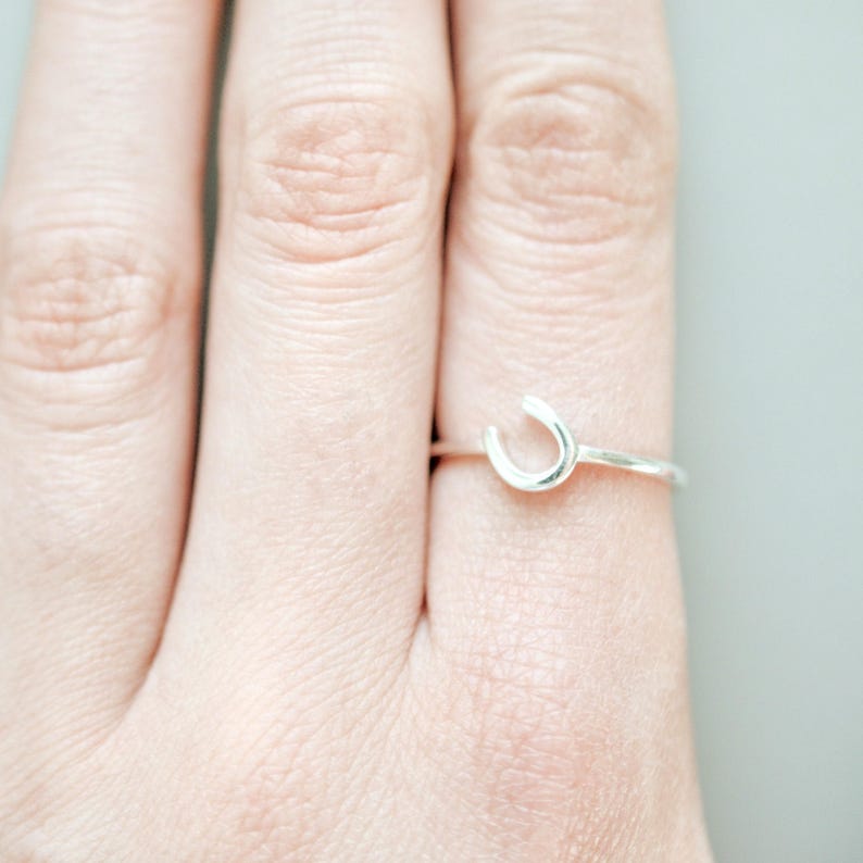 Anillo de la buena suerte en plata de ley: anillo de herradura simple, idea de regalo para amantes de los caballos de la suerte para mujeres, joyería ecuestre para ella, talla 5, 6, 7, 8, 9, 10, 11 imagen 1