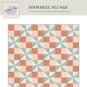 Puede incluir: Un patrón de edredón titulado "Pinwheel Plunge" de Double Star Quilting, LLC. El diseño del edredón presenta un patrón repetitivo de cuadrados y triángulos en tonos melocotón, gris y crema. El tamaño final es de 108 x 108 cm. Nivel de habilidad: Principiante.