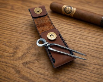 Conjunto de presente personalizável para fumantes de charuto com palito para charuto e estojo de couro - Inclui removedor de nó de charuto e garfo.
