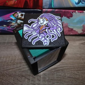 MTG EDH Commander Showcase Deck Box - Chibi Braids
