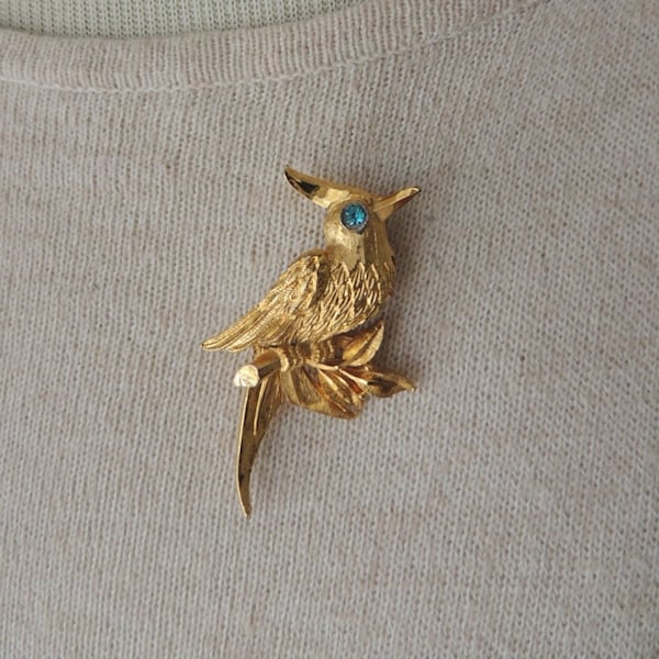 Cockatoo Bird Scarf Pin. Blue Eyed Tropical Parrot Bird Brooch. Figural Bird on a Branch Suit Pin. Gold Toned Tropical Bird Pin.