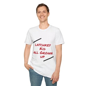 Solo en casa consigo mismo esta divertida camiseta para niños con llave al cuello: Camiseta de humor independiente para adultos, Niños que vuelven del colegio a una casa vacía, Niños de los 80 imagen 6