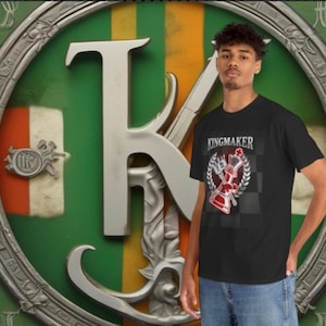 Maglietta con grafica raffigurante un pezzo degli scacchi raffigurante il re degli scacchi. Il crogiolo del potere è nella strategia di livello successivo. La leadership si nasconde dietro la regalità.