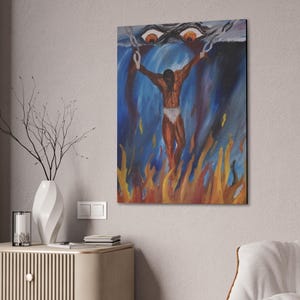 Könnte beinhalten: Ein abstraktes Gemälde zeigt eine Figur mit erhobenen Armen, umgeben von Flammen. Das Kunstwerk hat einen dunkelblauen Hintergrund mit einem Augenpaar oben. Die Figur trägt einen weißen Lendenschurz. Die Flammen sind in Orange- und Gelbtönen gehalten.