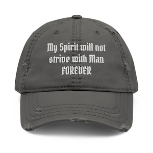 Könnte beinhalten: Eine anthrazitfarbene Baseballkappe im Used-Look mit weißem Sticktext, der My Spirit will not strive with Man FOREVER lautet. Die Kappe hat einen gebogenen Schirm, einen Knopf an der Oberseite und ausgefranste Kanten an den Vorderteilen.