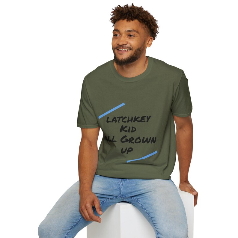 Solo en casa consigo mismo esta divertida camiseta para niños con llave al cuello: Camiseta de humor independiente para adultos, Niños que vuelven del colegio a una casa vacía, Niños de los 80 imagen 14